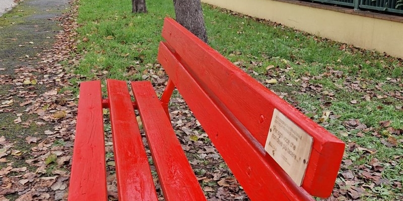 La panchina rossa a Polcanto
