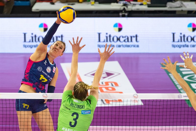 Savino Del Bene Volley e Volley Bergamo 1991 in una azione di gioco.