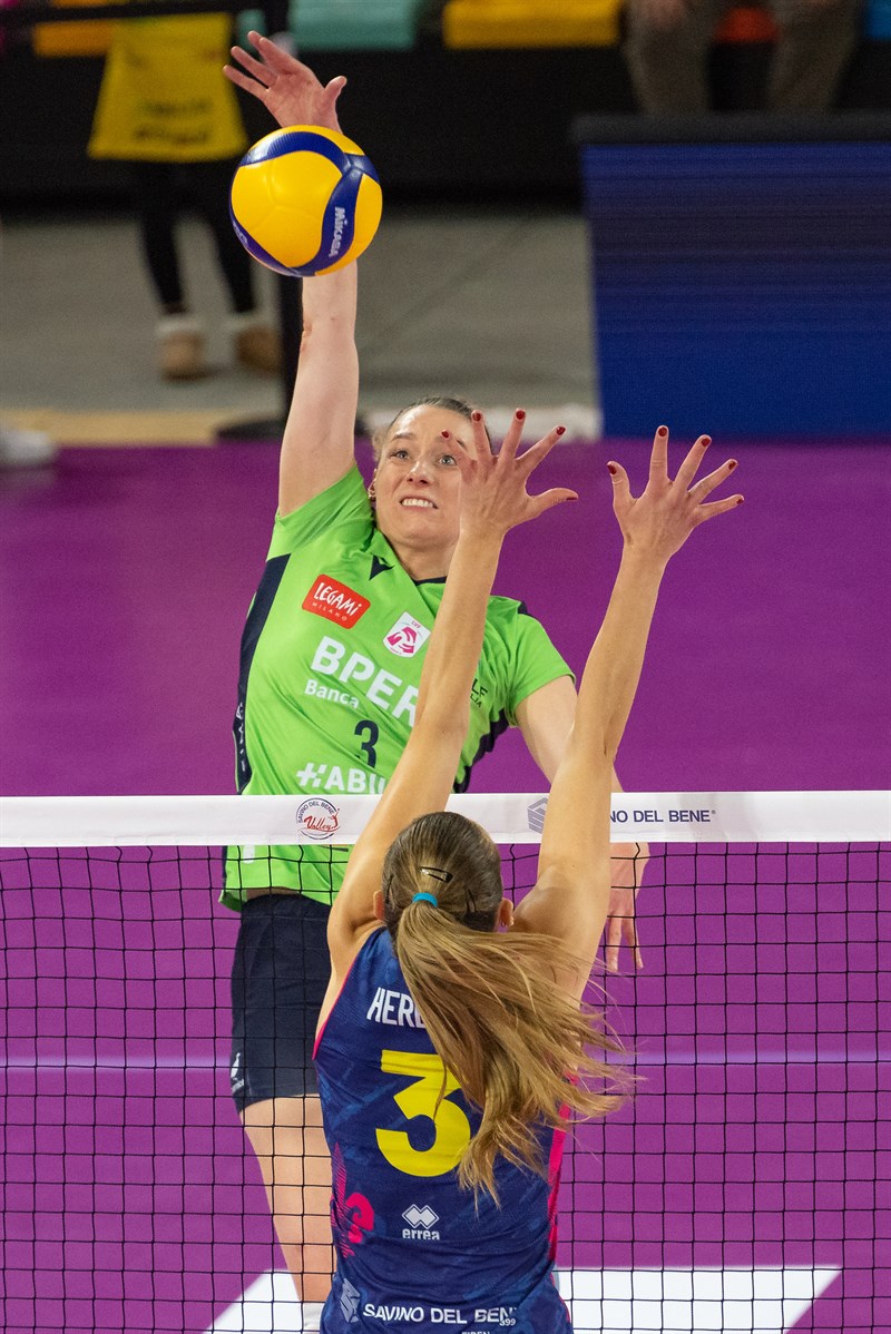 Savino Del Bene Volley e Volley Bergamo 1991 in una azione di gioco.