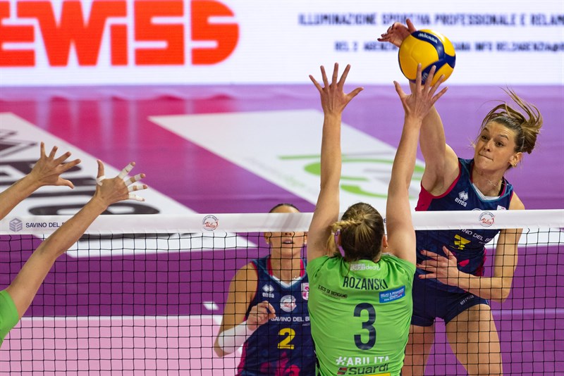 Savino Del Bene Volley e Volley Bergamo 1991 in una azione di gioco.