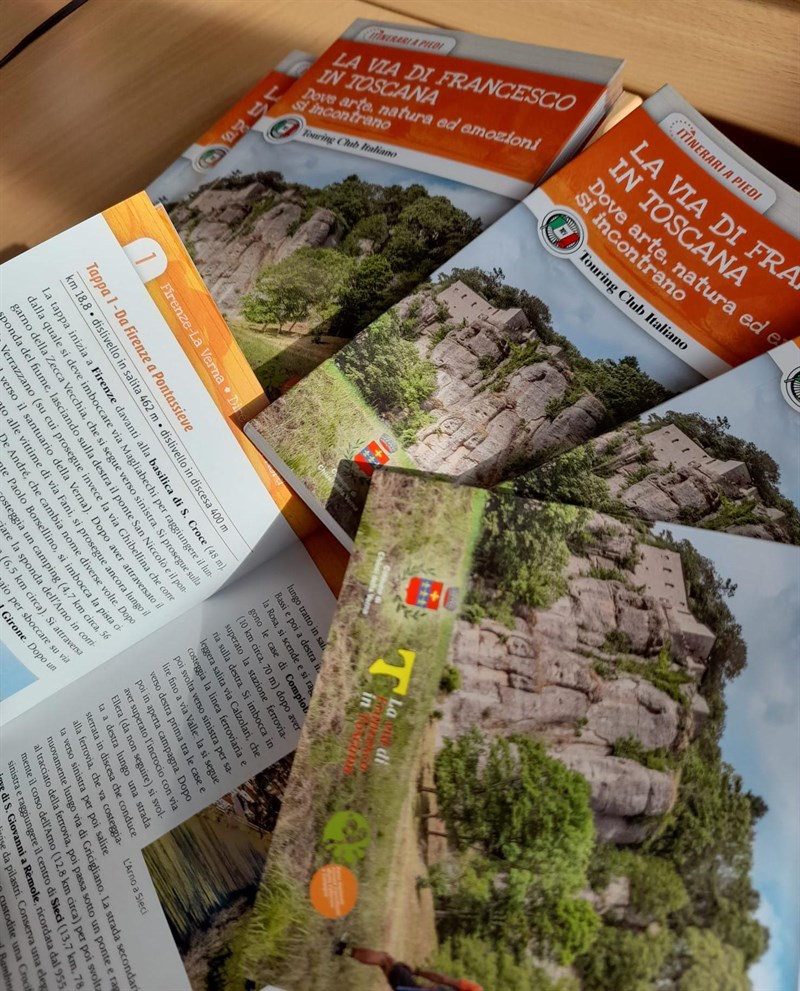 Alcune copie della guida La via di Francesco in Toscana – Dove arte, natura ed emozioni si incontrano”.