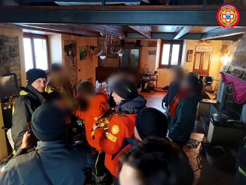 I ragazzi all'interno del Circolo dopo essere stati salvati