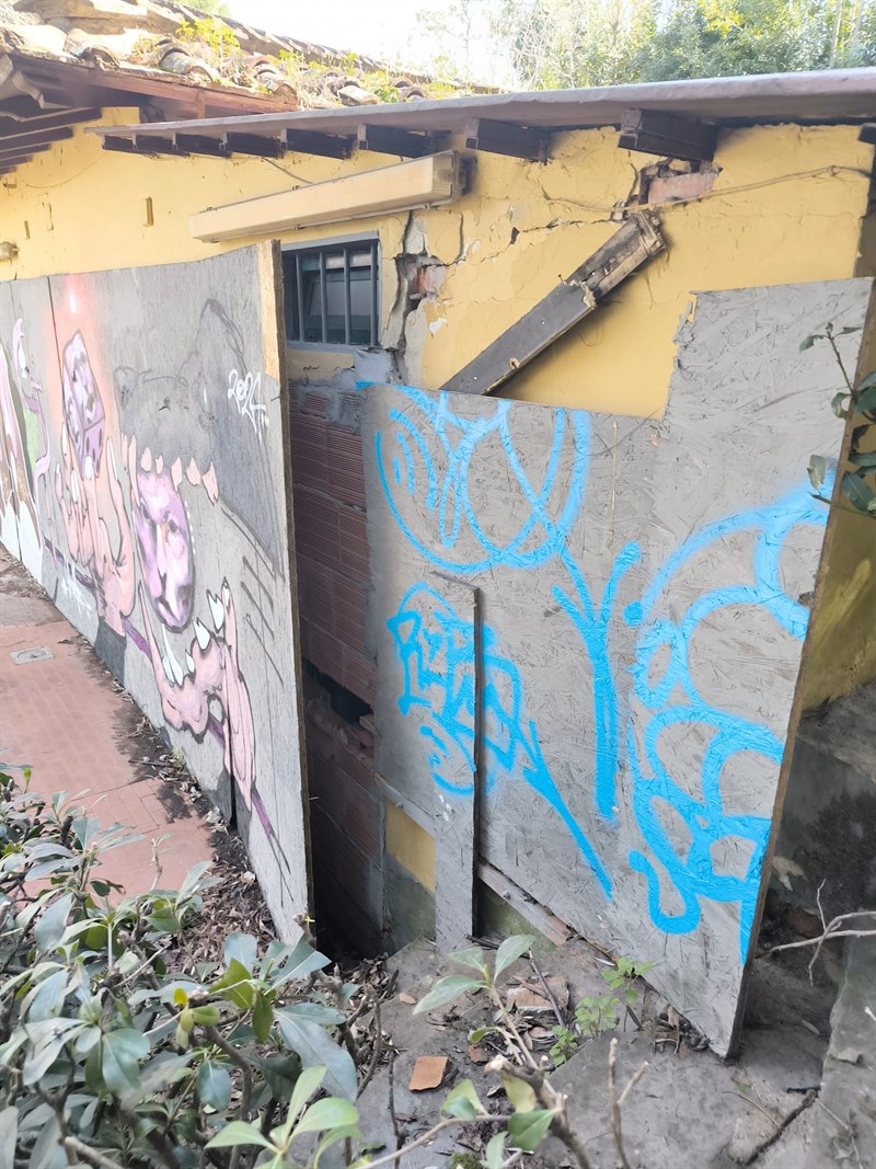 Le pannellature divelte per ri-occupare