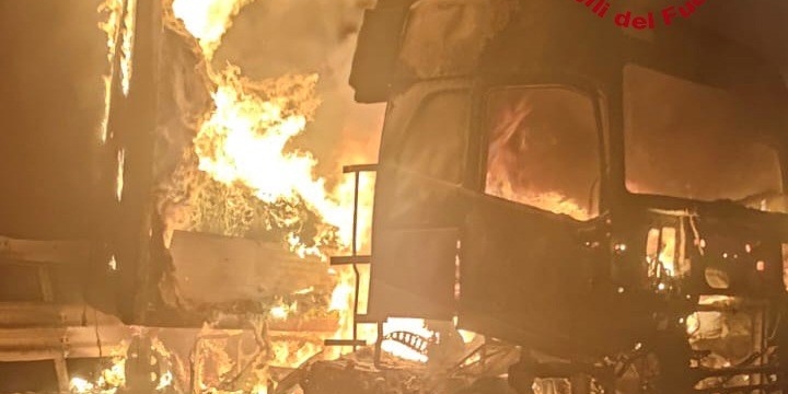 Camion in fiamme