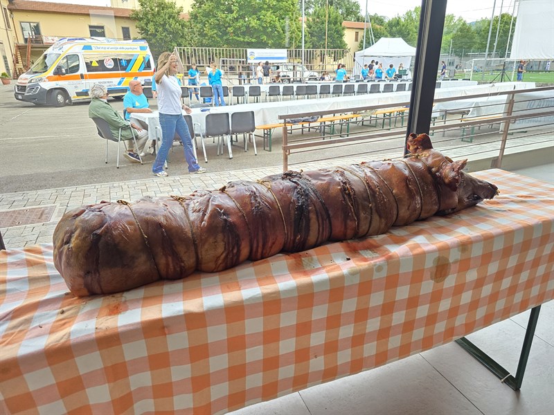 Una lunga… porchetta pronta ad essere servita.