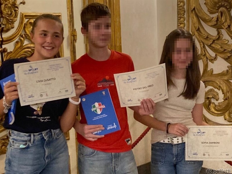 I giovanissimi ragazzi premiati al concorso "Sport e scuola", uno sport da disegnare. A sinistra Livia Gusatto