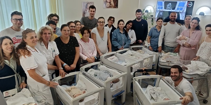Foto di gruppo con le culle mamme babbi personale sanitario