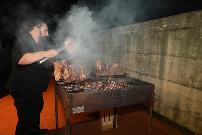 Cristina Borchi all'opera con il fuoco