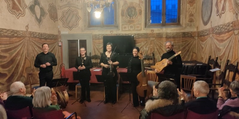 Gli applausi al complesso musicale dopo il concerto a Scarperia. 