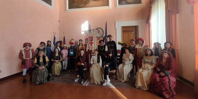 La delegazione di docenti e studenti spagnoli di Erasmus + assieme al Corteo storico di Pontassieve