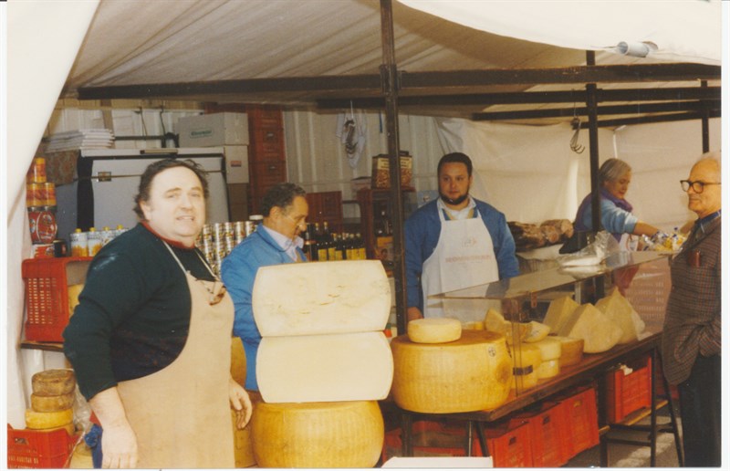 La famiglia Barletti al mercato; da sinistra Franco, il fratello Francesco e il giovane Andrea. 