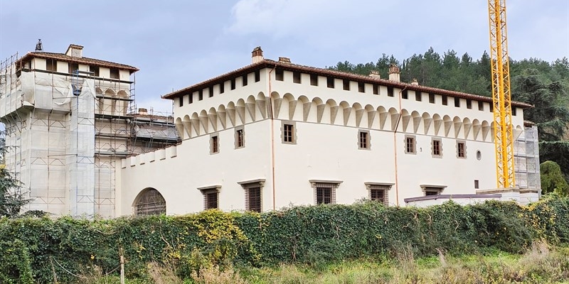 Quel castello ‘Bianco Condominio’. Cosa pensate della nuova facciata di Cafaggiolo?