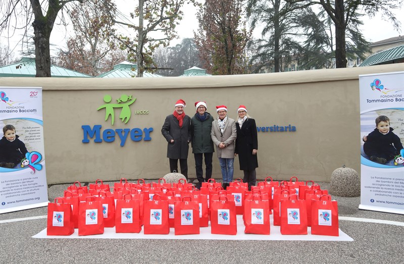 la consegna dei regali ai bimbi del Meyer