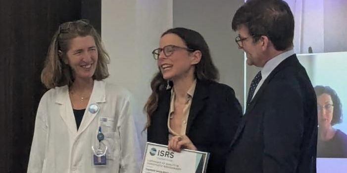 La dottoressa Scoccianti mostra la certificazione ISRS