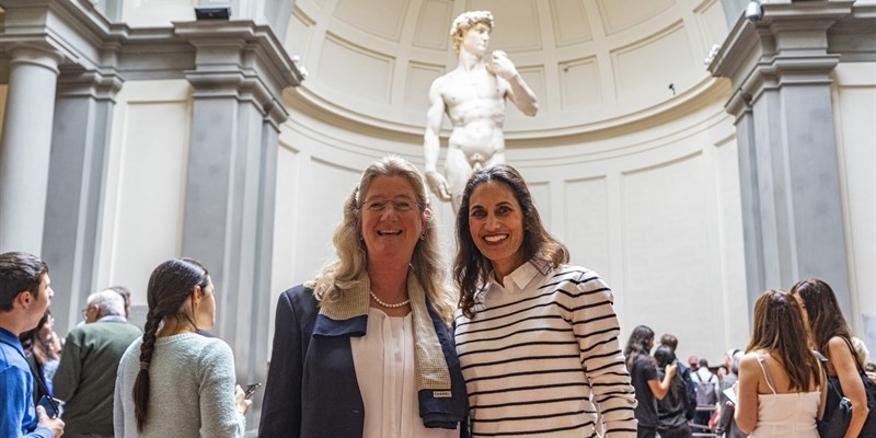 La professoressa con la direttrice dell'Accademia