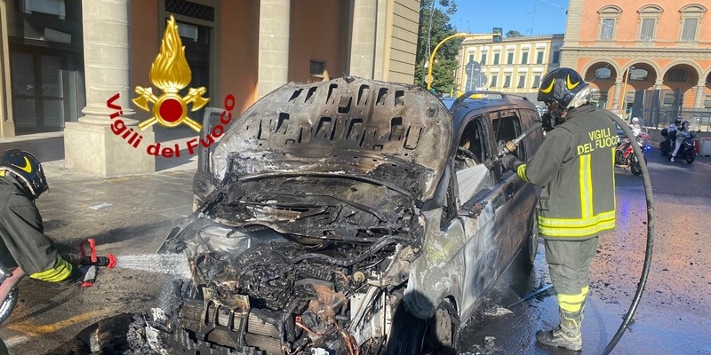 auto in fiamme