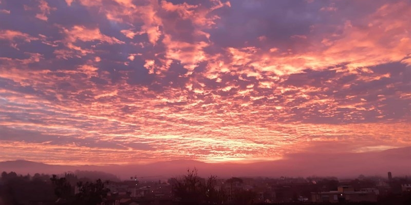 Una bellissima alba, e il cielo sembra dipinto. La foto del giorno
