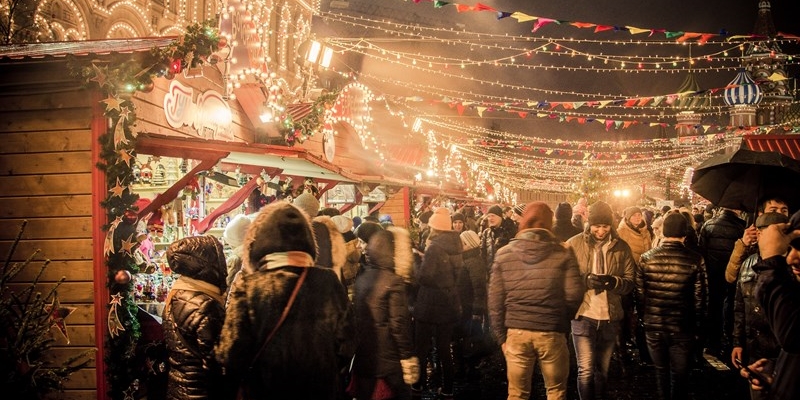 Piazza Santa Croce si illumina con il mercatino di Natale.