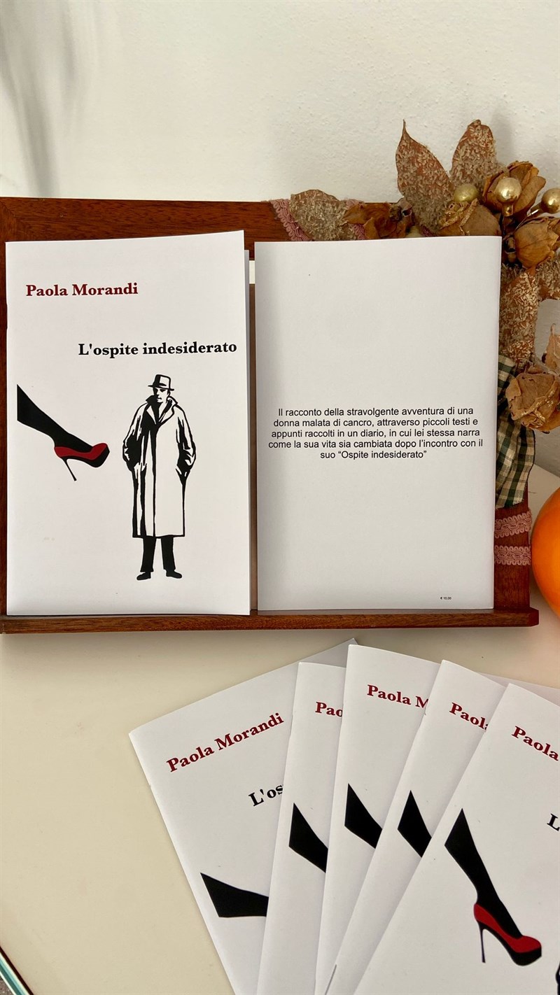 "L'Ospite indesiderato" di Paola Morandi, in foto la figlia Martina con il libro