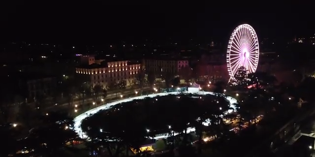 La ruota panoramica e la pista di ghiaccio