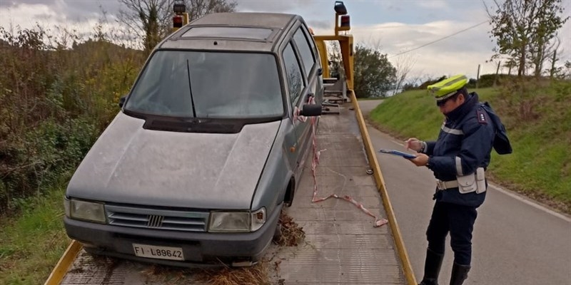 Polizia locale dell’Unione comunale all’opera contro l’inciviltà e il degrado. Rimossa un’altra auto abbandonata