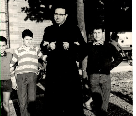 1957 – Don Fortunato Raddi con  due giovani oratoriani. Ivano Guidotti “picci” e Pino Rossini.