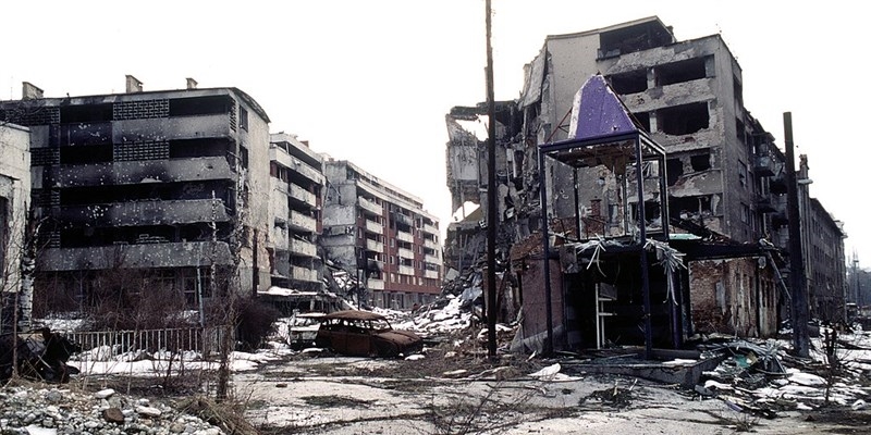 1996 - Finisce l'assedio di Sarajevo. Nella foto condomini bruciati nel centro di un quartiere serbo di Sarajevo