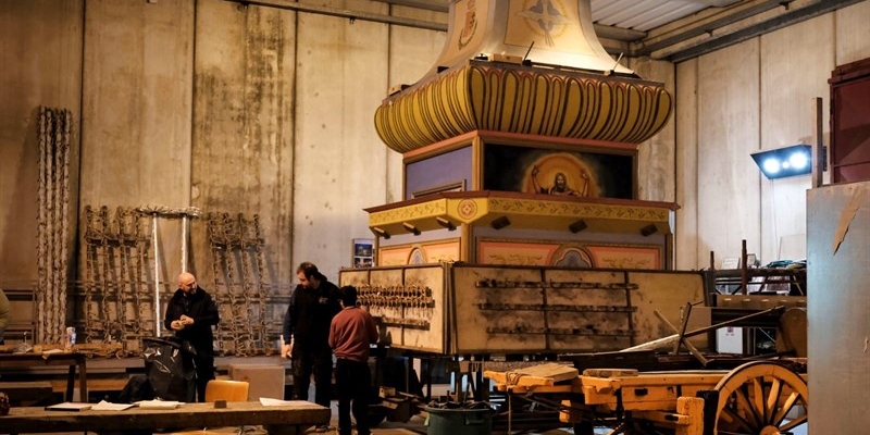 I volontari dell'Associazione Scoppio del Carro all'opera nella realizzazione del Carro