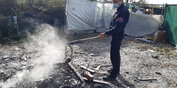 Bagno a Ripoli, colti sul fatto mentre bruciano rifiuti speciali.n Due persone denunciate