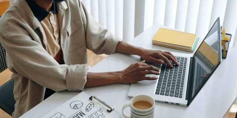 persona al pc 29-11-2025