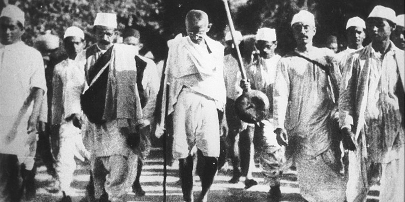 Ghandi durante la marcia del sale
