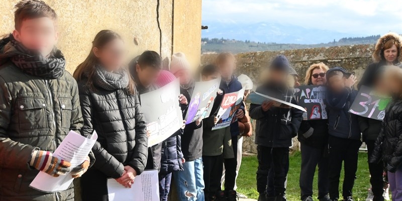 Alcuni studenti durante il Giorno della Memoria al Cimitero della Badiuzza