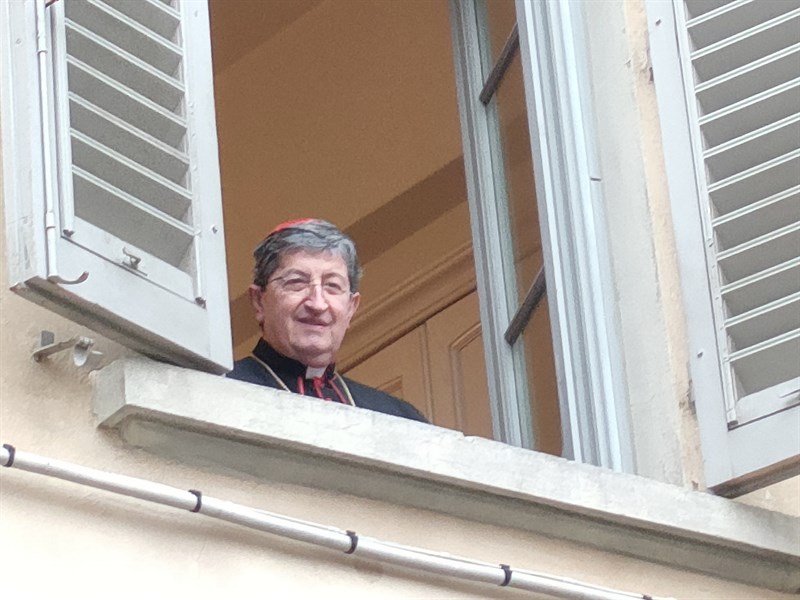 Cardinale Betori che saluta i maggiaioli