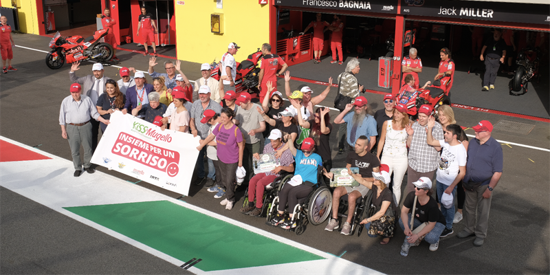 
KissMugello festeggia il 10° anniversario durante il Gran Premio d'Italia Oakley del 9-11 Giugno: 