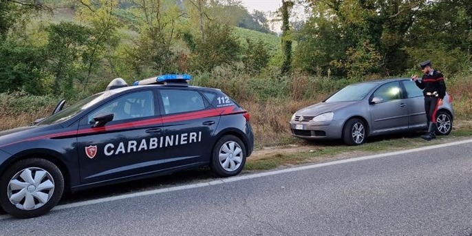 L'auto dell'uomo  rinvnuta sul ciglio della strada