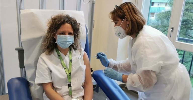 Leila Bianchi pediatra, la prima a ricevere il vaccino al Meyer