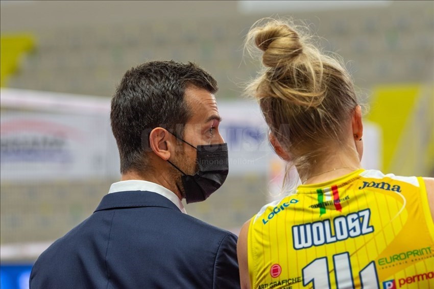 Il coach dell’Imoco Volley Conegliano Daniele Santarelli a colloquio con la palleggiatrice Joanna Wolosz (14).