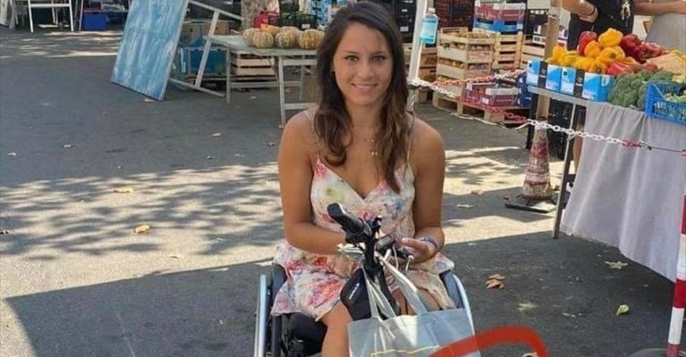 Michela Monaco col suo motorino