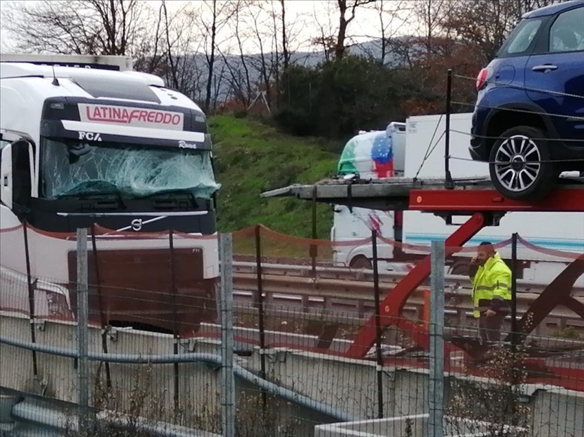 Foto dell' incidente fra automezzi in autostrada