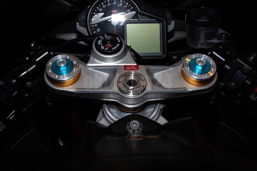 La strumentazione all'interno del cupolino della nuova Aprilia RSV4 1000 RR Factory.