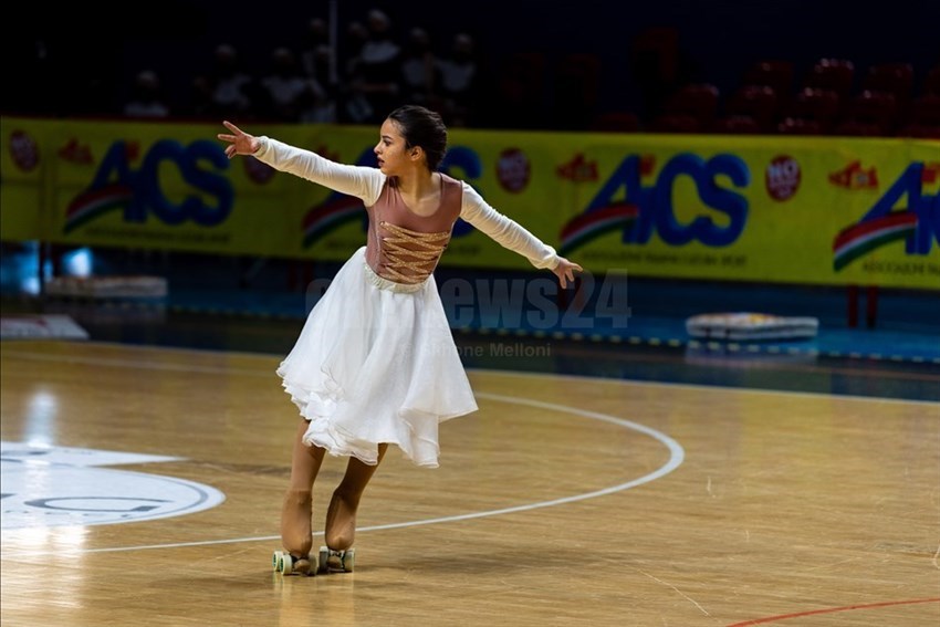 Pattinatrice durante lo spettacolo AICS a Montecatini.