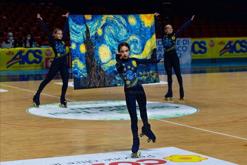 Pattinatrici durante lo spettacolo AICS a Montecatini.