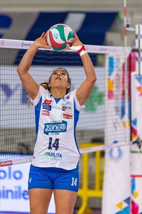 La palleggiatrice della Zanetti Bergamo Natalia Valentin (14).
