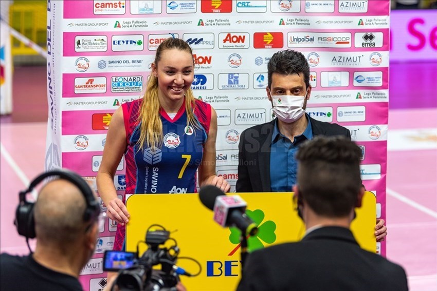 Elena Pietrini (7) viene premiata come MVP dell'incontro.