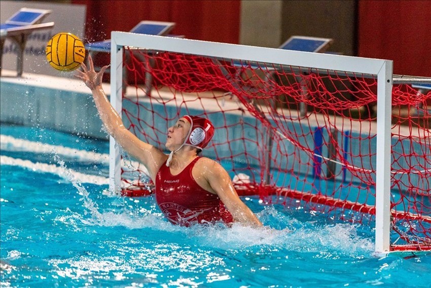 Il portiere della Rari Nantes Florentia Caterina Banchelli (1),  protagonista di splendide parate e di insuperabili gesti atletici.