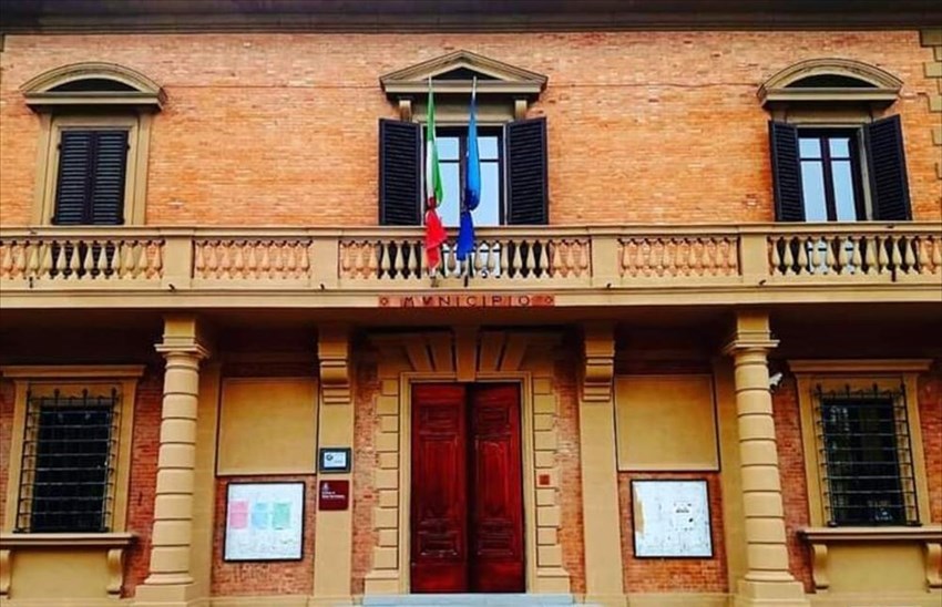 Municipio con la bandiera a mezz'asta