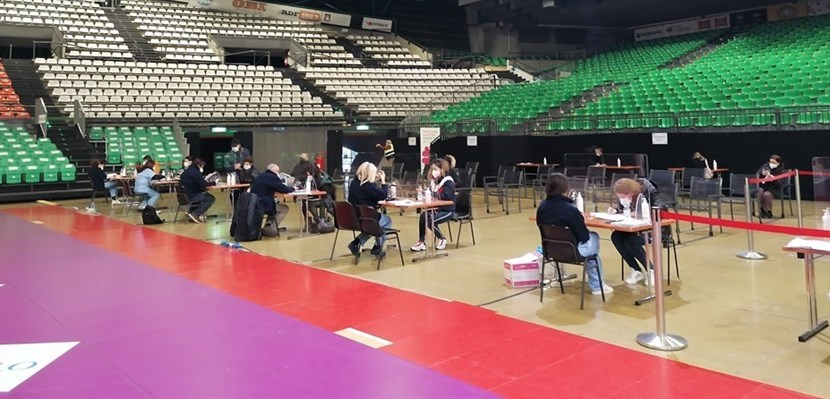 la zona accoglienza del centro vaccinale al Mandela Forum