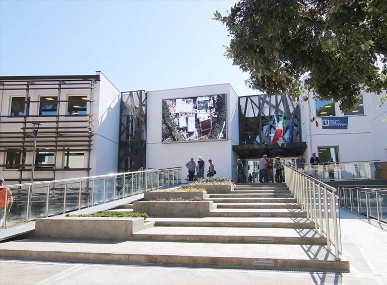 Scuola Dino Compagni, l'ingresso