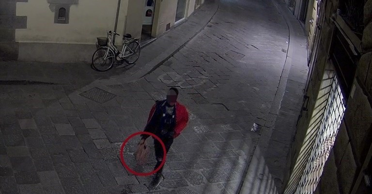 l'uomo mentre insegue la donna in piena notte