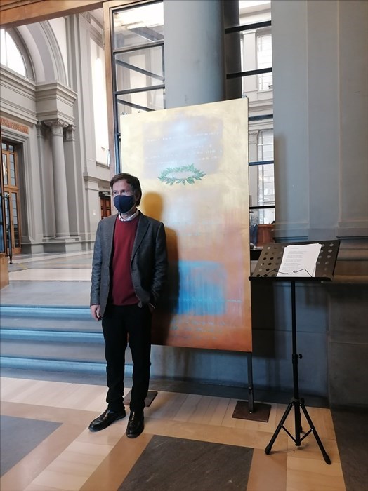 Il maestro Veneziano davanti a uno dei suoi dipinti